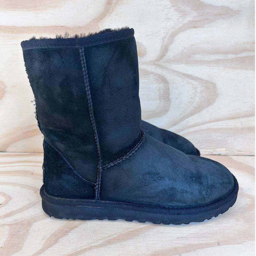 UGG Australia - Classic Short - Boots - Black - Women's - 7 - 5825